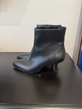 Black Leather Heel Boot (7-7.5)